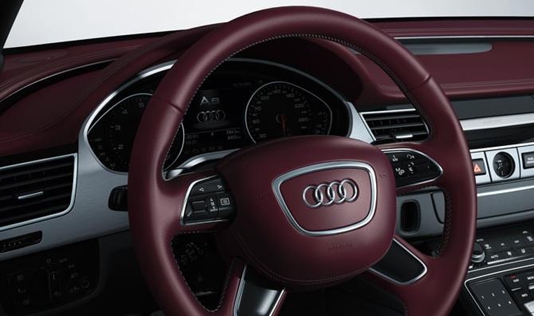 „Pirkėjai“ pagrasinę peiliu degalinėje pagrobė naujutėlę „Audi“