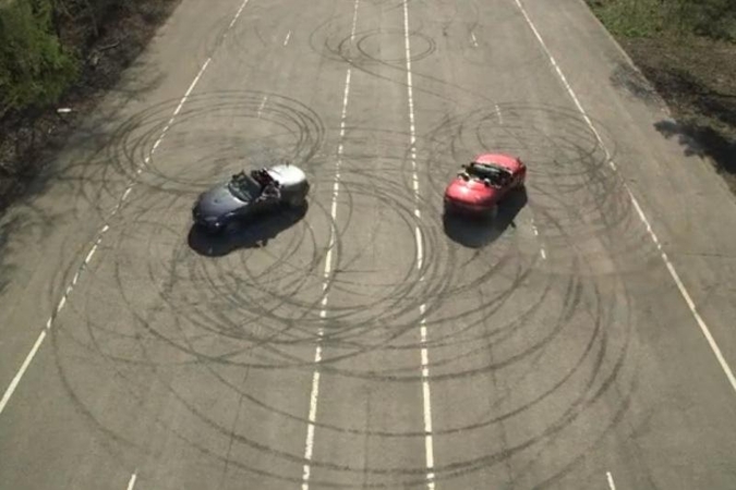 „Mazda MX-5”: cypiantys ratai ir variklio gausmas (piešia saules)