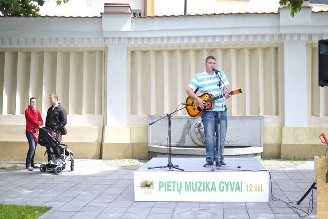 S.Moniuškos skverelyje – gyvos muzikos pertraukėlė kasdien 