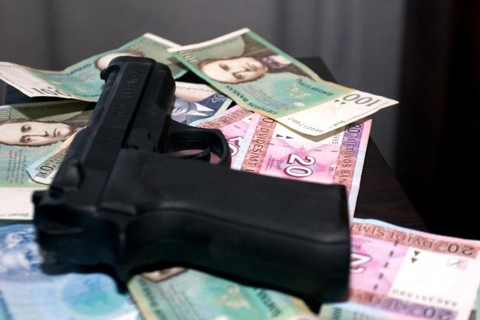 Pirkėjas išgelbėjo parduotuvę nuo kasos aparato ištuštinimo