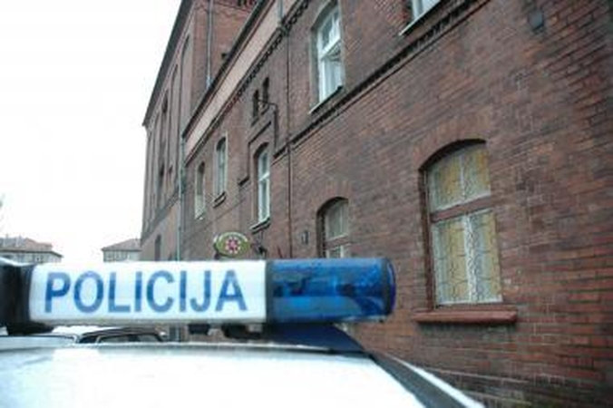 Klaipėdietė plėšiką išgąsdino įkandusi jam į ranką