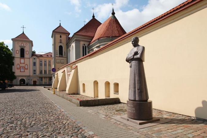 Vyskupo M.Valančiaus paminklo prieigų sutvarkymui – 50 tūkst. litų