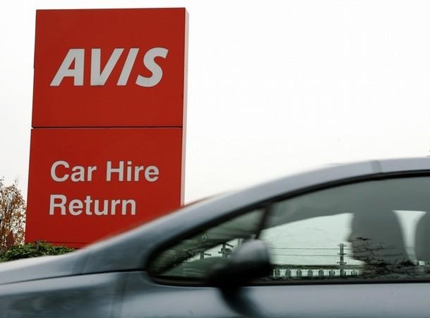 „flyLAL" imasi automobilių nuomos verslo