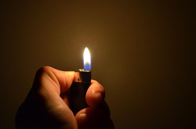 Broliui žiebtuvėliu degino ranką ir sprandą