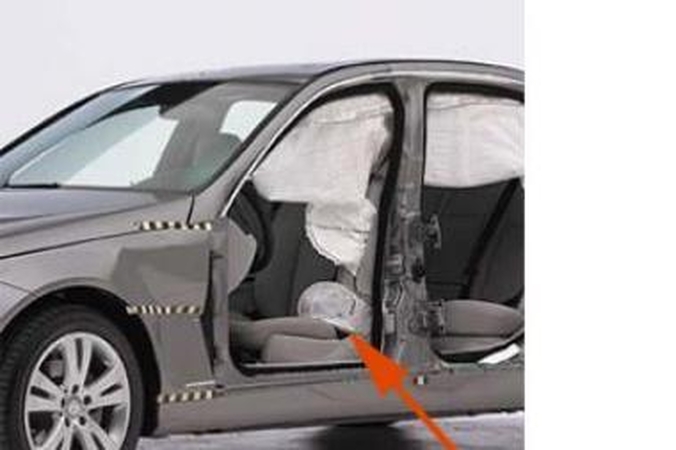 „Mercedes“ sukūrė naują saugos oro pagalvę