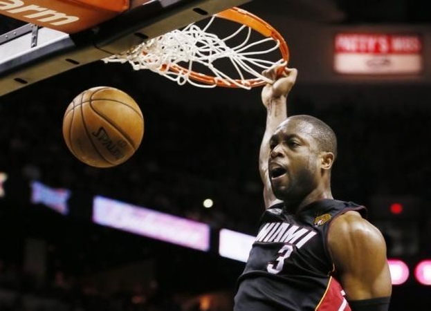 NBA mozaika: nykštukas šalia milžino, atostogos ir čempiono mergina