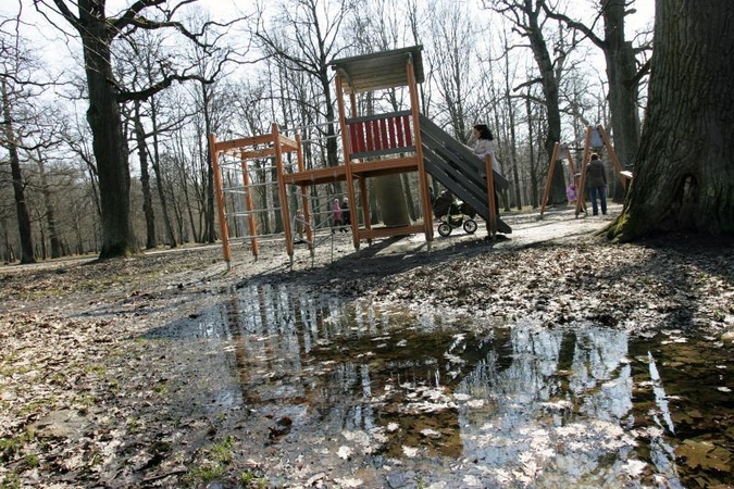 Į pramogų aikšteles Ąžuolyne tenka klampoti per purvyną