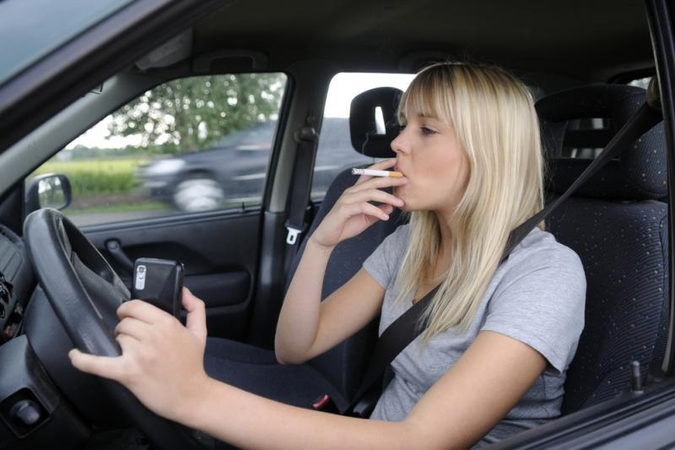 Airijoje ketinama uždrausti rūkyti automobiliuose