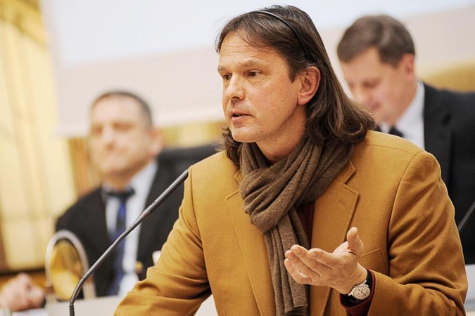 Režisierių V. Balsį už pravaikštas išmetė iš teatro
