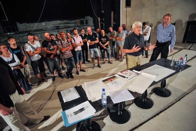 Naująją sceną Kaune užklos „Baltoji drobulė"