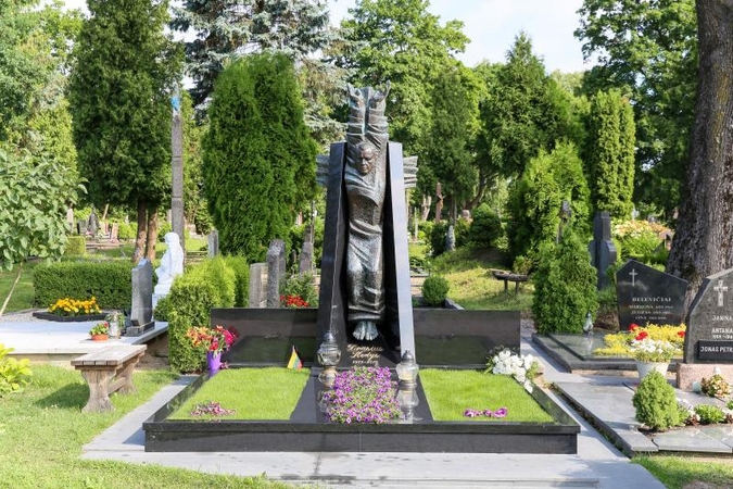Garliavoje išniekintas D. Kedžio kapas  