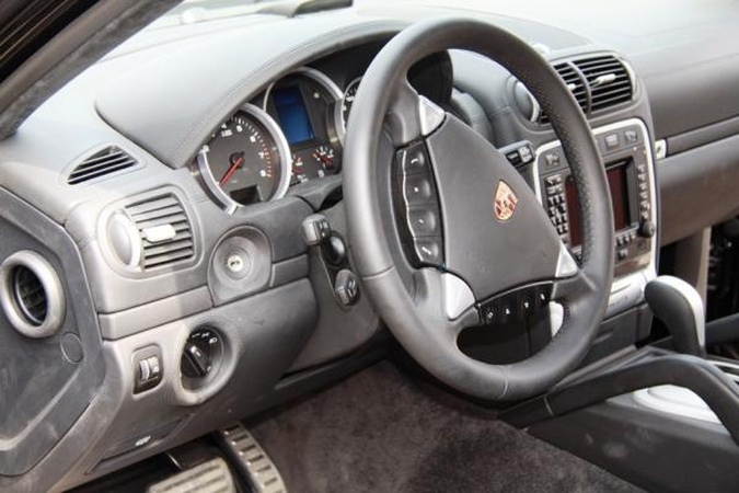 „Porsche“ sustabdė „Cayenne“ visureigių gamybą