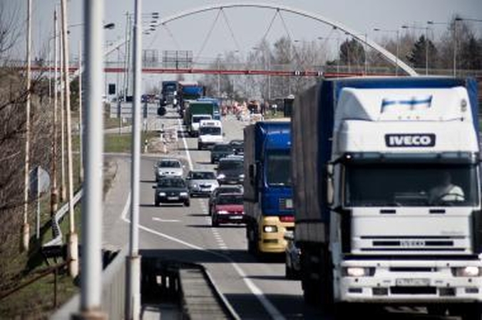 Kelių policija naudojasi padėtimi ir baudžia vairuotojus