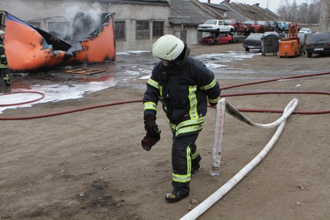 Klaipėdoje ketvirtadienį ugniagesiai skubėjo gesinti trijų gaisrų