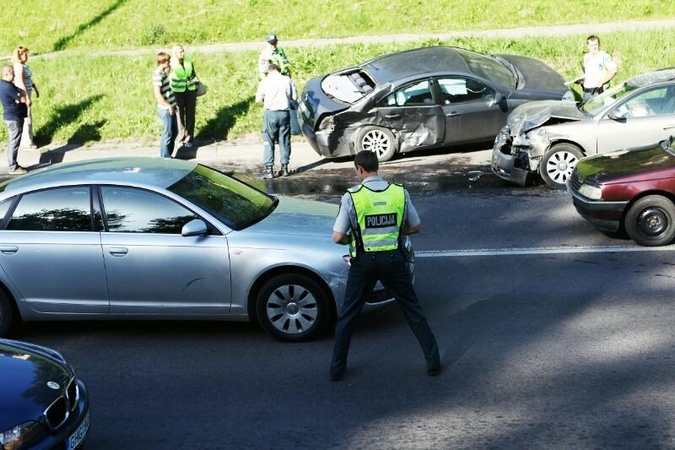 Avarija K. Baršausko g.: susidūrė trys automobiliai, sužeista moteris