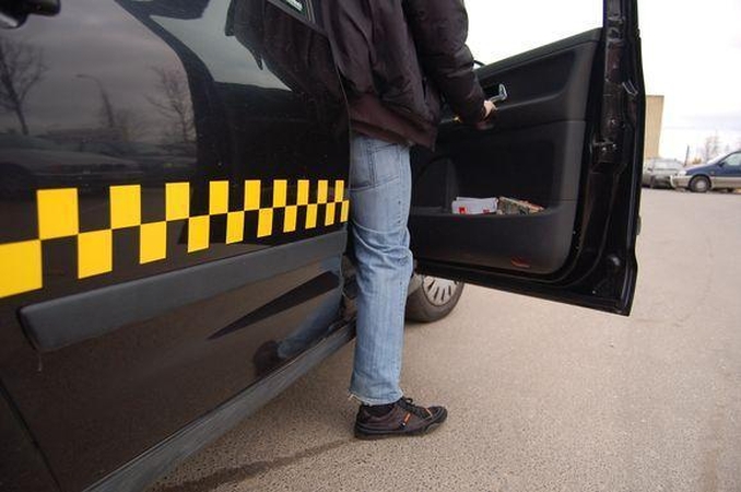 Sulaikyti taksi automobilio pagrobimu Jonavoje įtariami asmenys