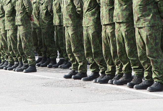 Paslaptinga kario mirtis: 21 metų savanoris rastas negyvas šalia kelio