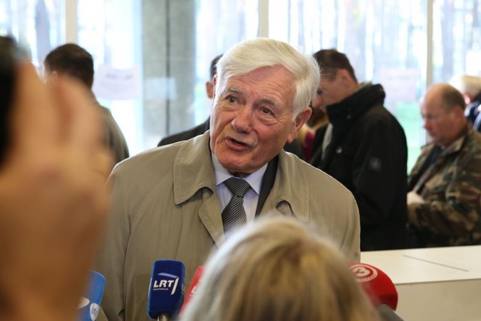 V. Adamkus: svajoju nueiti į parduotuvę kaip paprastas žmogus