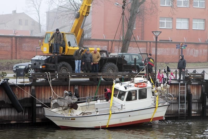 Prie Danės krantinių iš vandens traukė laivą