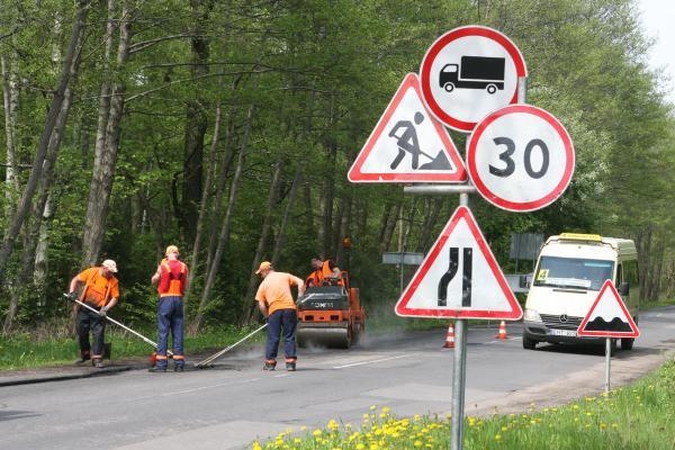 Aukšta oro temperatūra kenkia ir keliams