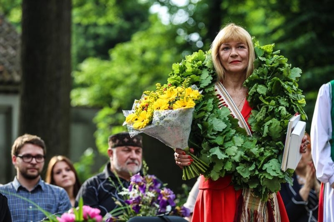 Ąžuolo vainikas papuošė trapius poetės T. Marcinkevičiūtės pečius