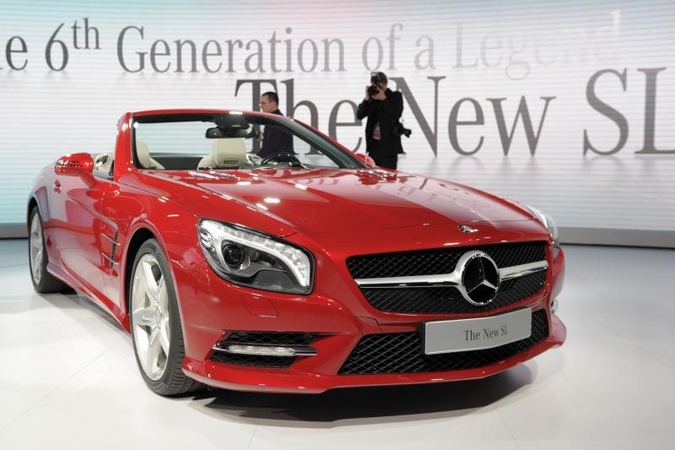 „Mercedes“ automobiliai gaus pėsčiųjų atpažinimo funkciją