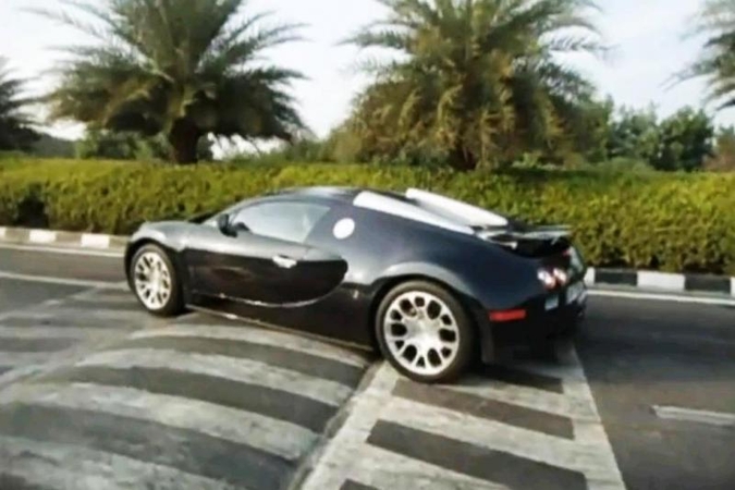 „Bugatti Veyron“ nevisada perkopia „gulinčius policininkus“