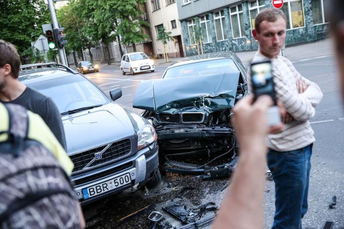 Kaune per trijų automobilių avariją sužeista moteris