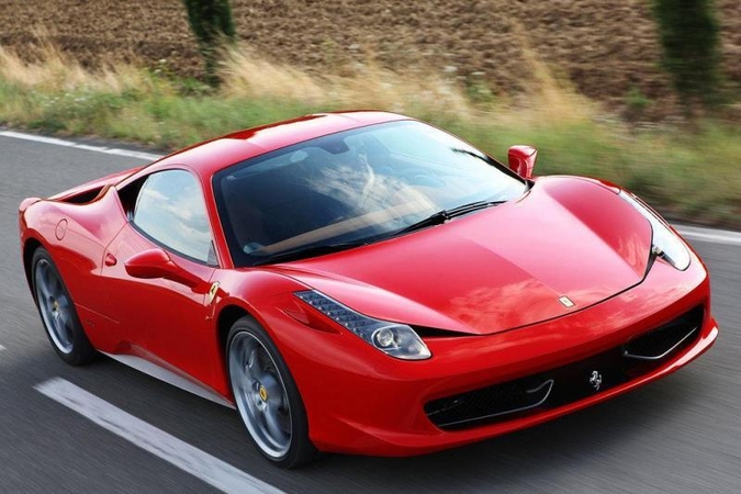 Žvilgsnis į merginą ir „Ferrari“ - naktinio klubo sienoje (foto)
