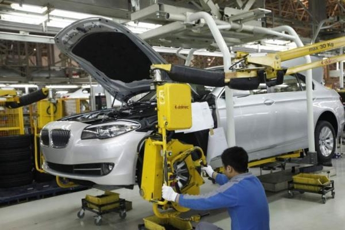 Pasaulinė automobilių gamyba išaugo perpus