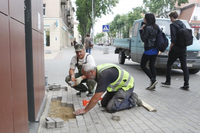 Keturis mėnesius miesto centre žiojėjusi įgriuva nebebadys akių (foto)