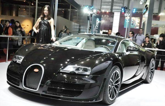 Kinijos turtuolis pasidovanojo vienetinį stebuklą „Bugatti Veyron“