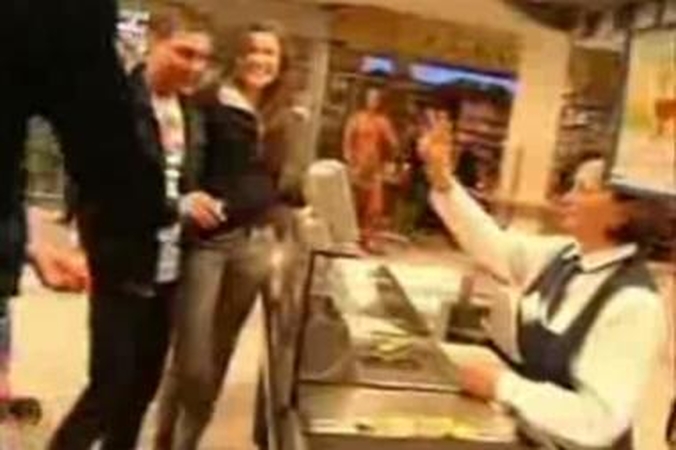 Kasininkės atiduoda išskirtinę pagarbą pirkėjams