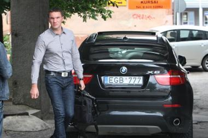 „Panevėžio balso“ direktorius - su džipu per centrą 