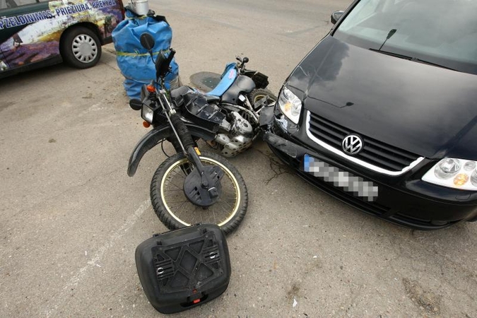 Dėl rodyklės į dešinę motociklininkui teko paskraidyti