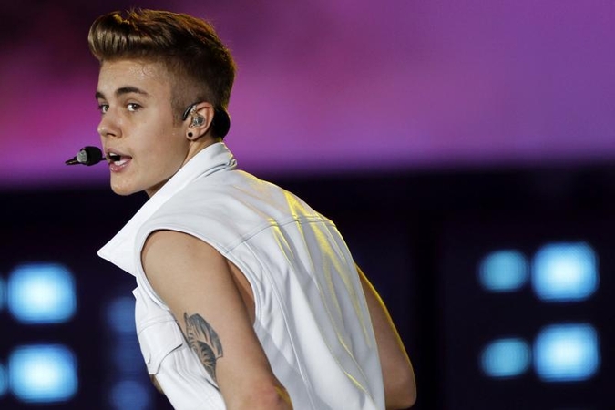 Paauglių dievaitis J. Bieberis Los Andžele partrenkė fotografą