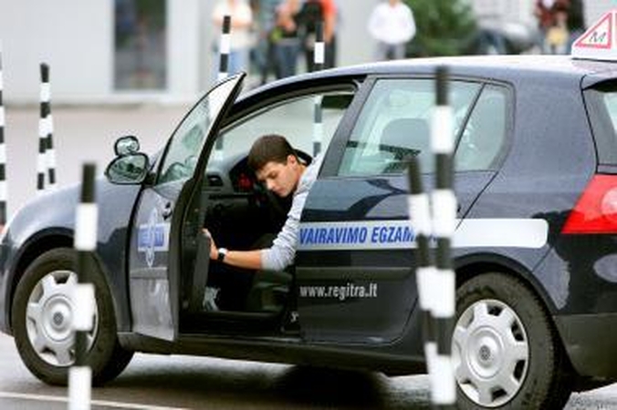 Legalūs vairavimo instruktoriai - tik vairavimo mokyklose