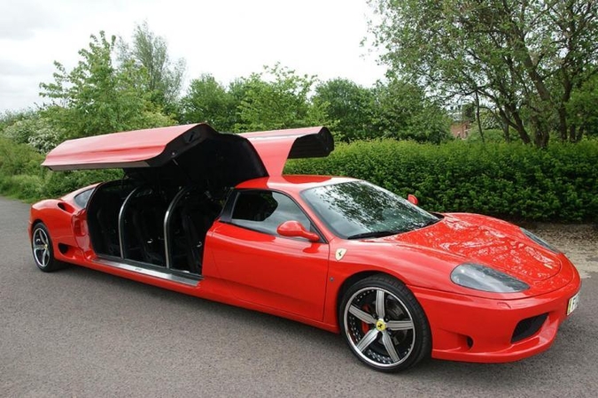Ilgiausias „Ferrari“: kai į superautomobilį telpa aštuoni žmonės