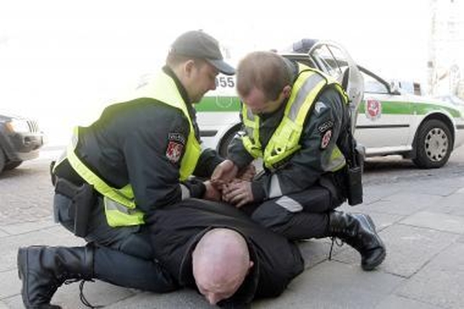 Penki „drąsuoliai“ Vilniuje sumušė ir apiplėšė moterį