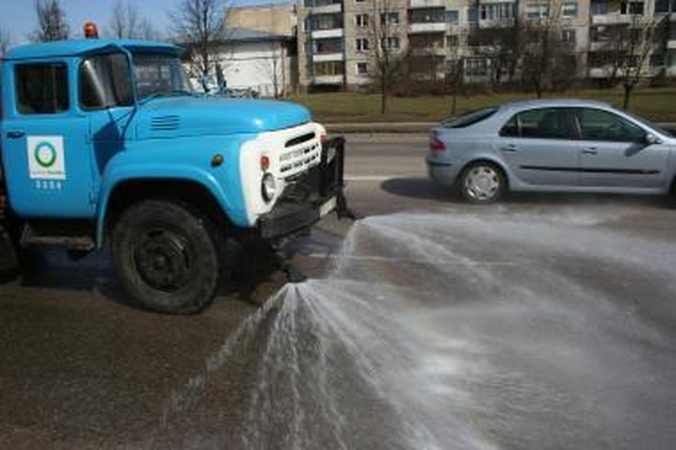 Dėl oro taršos rekomenduojama laistyti gatves