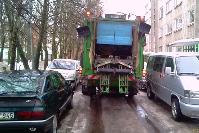 KRATC prašo: neužstatykite atliekų konteinerių