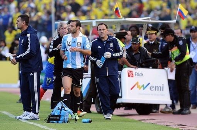 Kuriozas: J.Mascherano iš aikštės išvytas už spyrį medikui