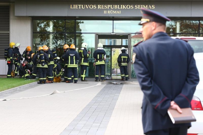 Ugniagesiai mokėsi gesinti Seimo rūmus