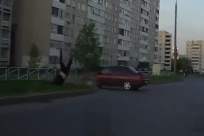 Keturi ratai prieš du virsta mirtinai pavojingu ginklu