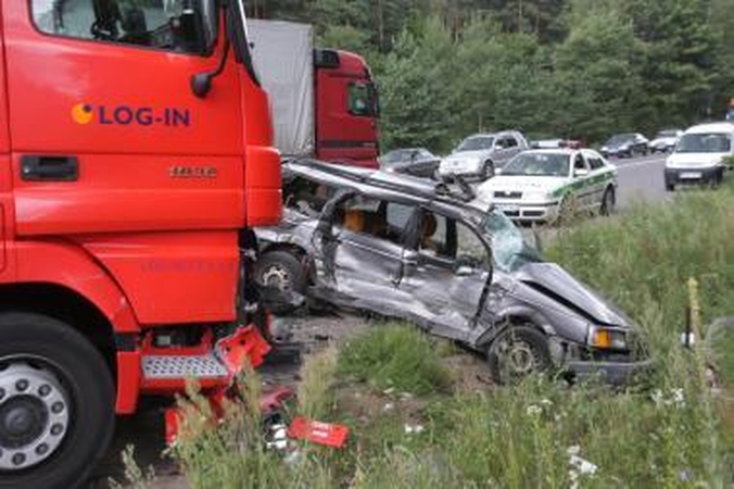 Keliuose žuvo 4 žmonės, iš jų 3 - nepilnamečiai