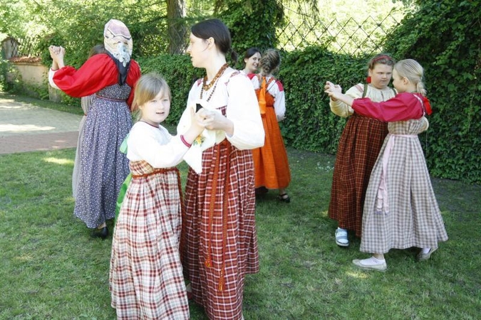 Rusijos žmonės nemėgsta JAV, palankesni Gruzijai ir myli Baltarusiją