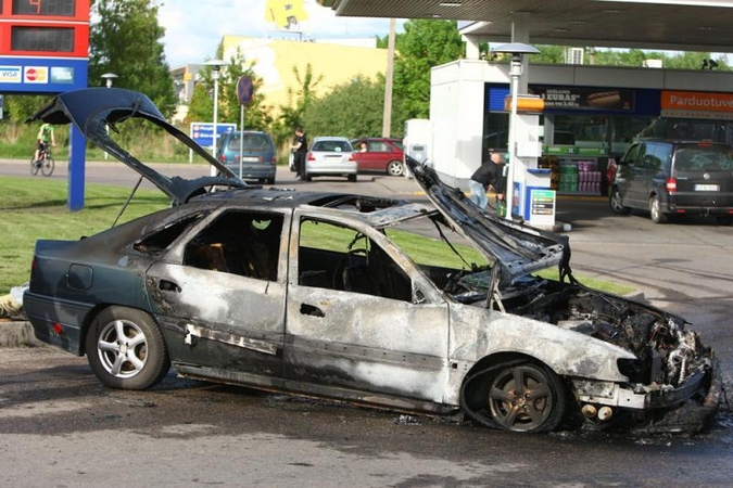 Savanorių pr. degalinėje supleškėjo „Renault Safrane“