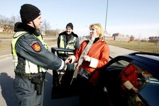 Kelių policijos patruliai dovanojo gėles 