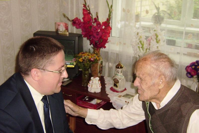 Šimtametis palangiškis negali gyventi be gėlių