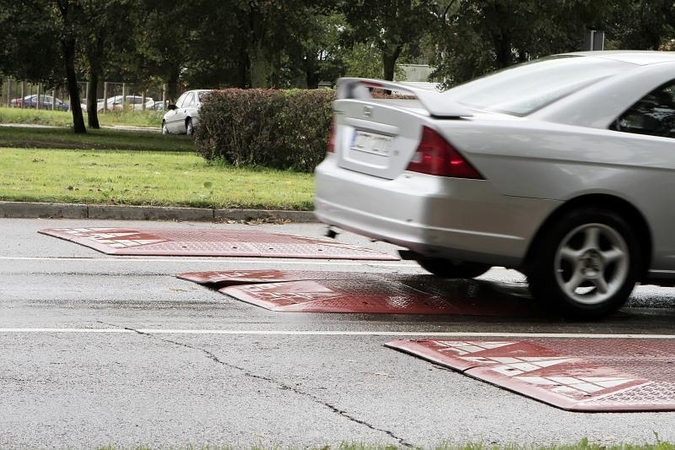 Greičio slopinimo kalnelis apgadino automobilį